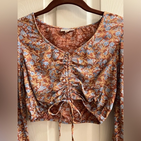 SO~ CROPPED TOP~LONG SLEEVES~XS - Picture 4 of 9